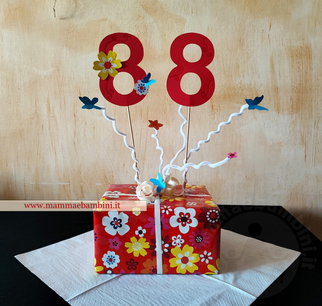 Centrotavola a pacco regalo per compleanno 1 CENTROTAVOLA pacco sorpresa