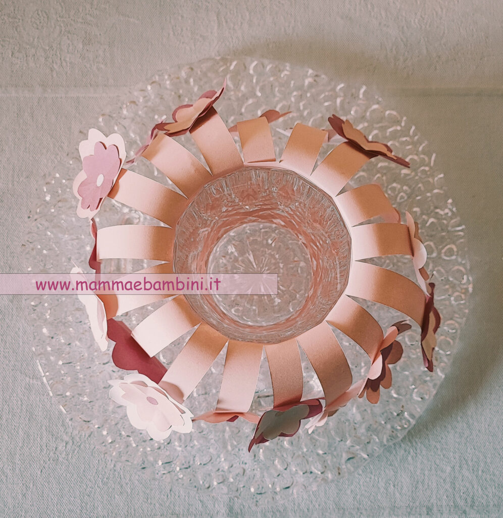 Composizione di carta con fiori 3 decorazione fiori rosa. festa mamma