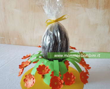 decorazione pasqua con carta portauovo