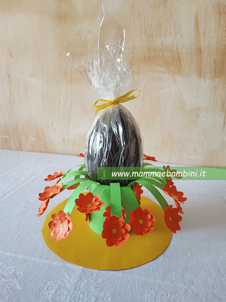 decorazione pasqua con carta portauovo