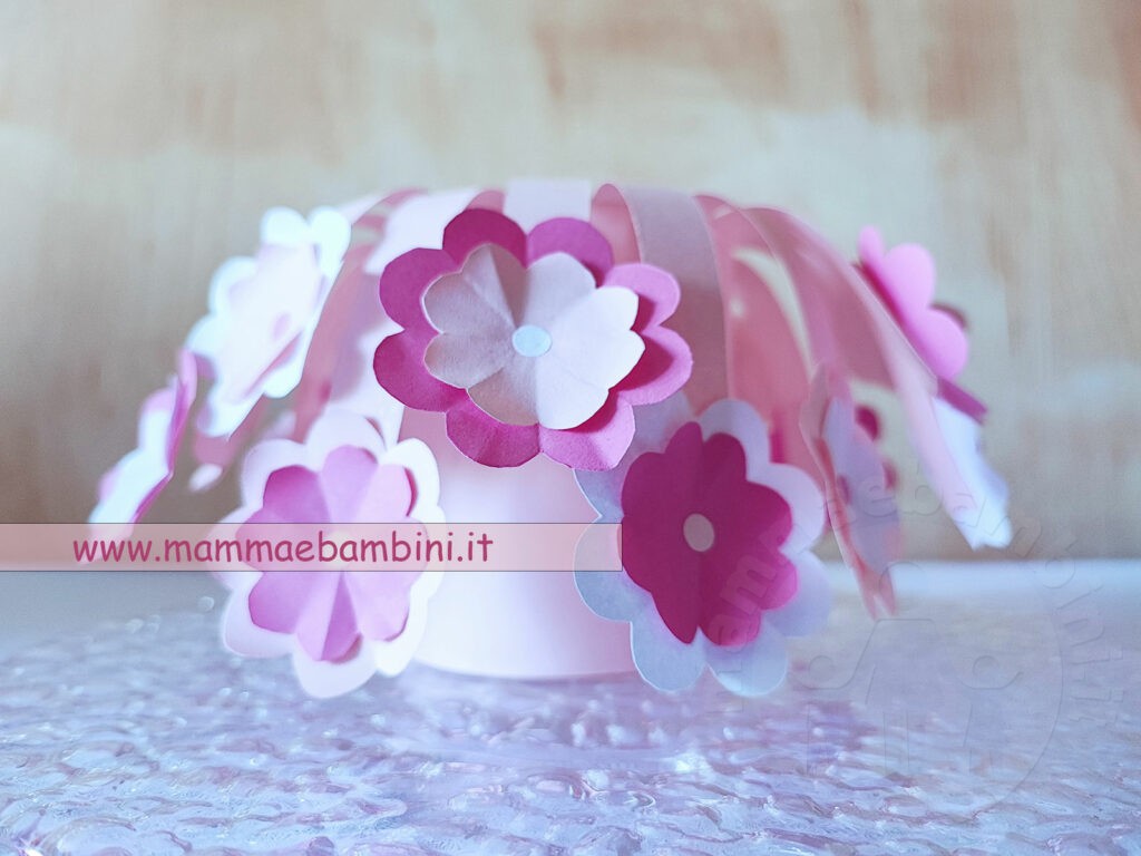 Composizione di carta con fiori 2 decorazioni festa mamma fiori rosa