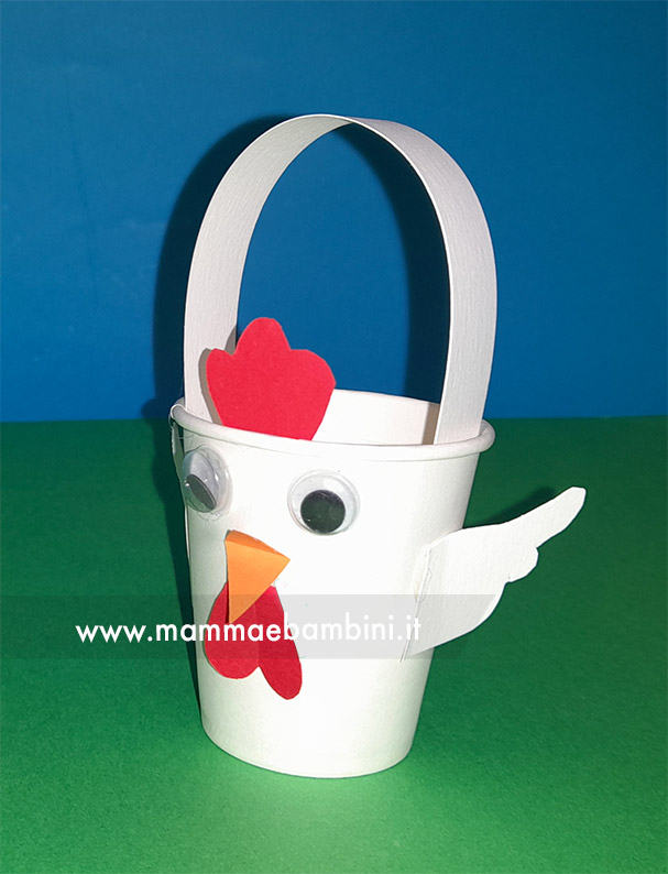Gallina con bicchiere di carta 4 gallina cestino pasqua
