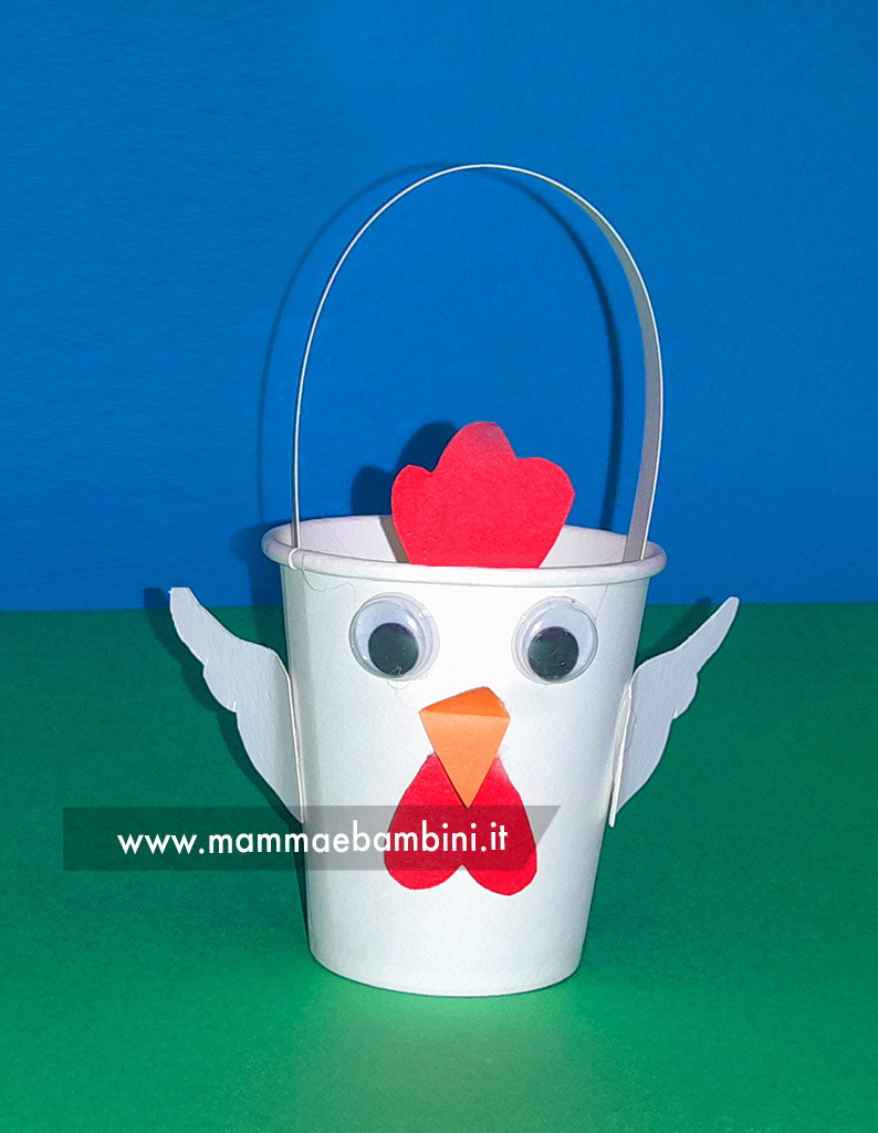 Gallina con bicchiere di carta 1 lavoretto pasqua gallina