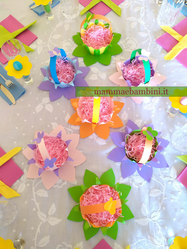 Tavola colorata per Pasqua 2 centrotavola fai da te con cestini colorati