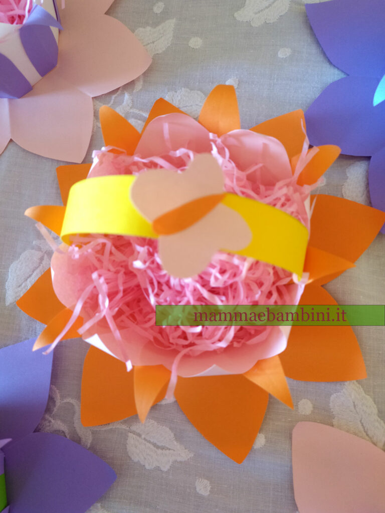 Tavola colorata per Pasqua 8 decorazioni tavola fai da te cestini carta