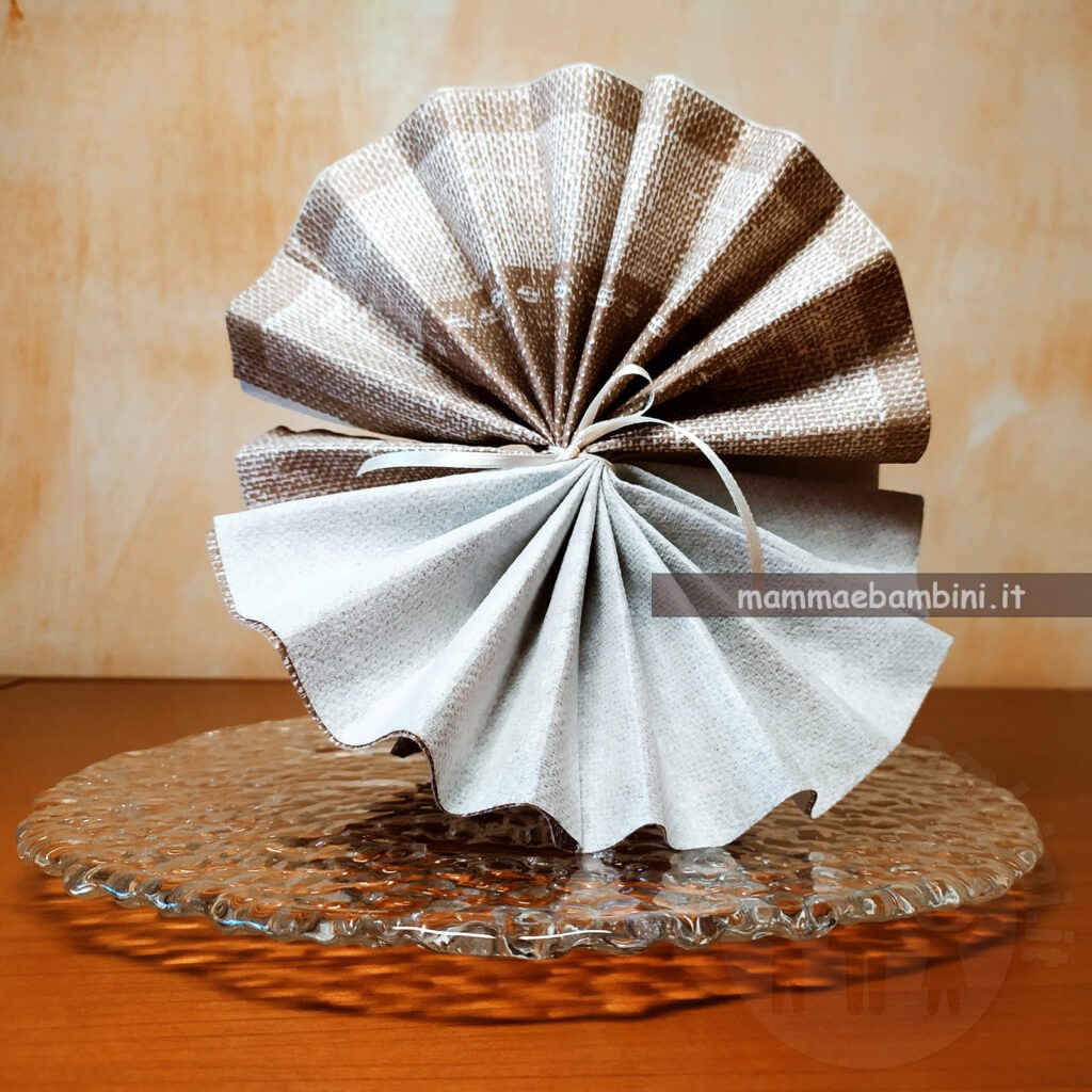 Tutorial tovaglioli piegati a ruota 13 tovagliolo piegato forma ruota 1