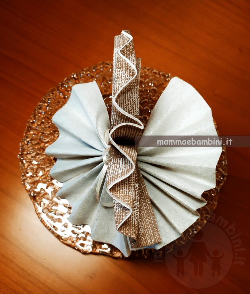 Tutorial tovaglioli piegati a ruota 14 tovagliolo piegato forma ruota 2