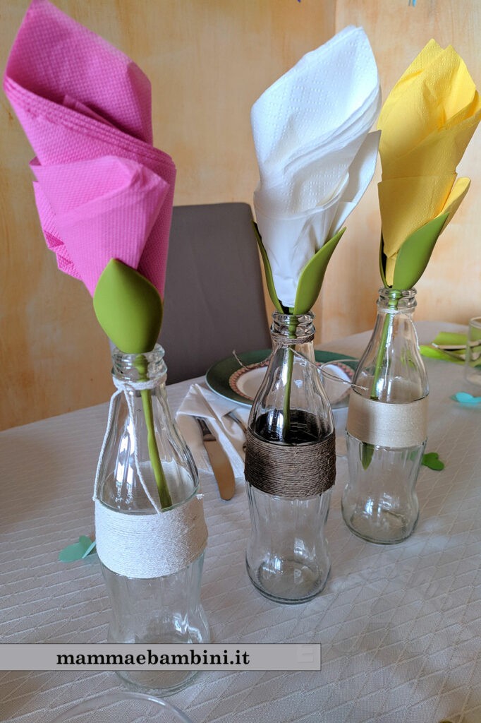 Tavola apparecchiata cena semplice e colorata 6 centrotavola fiori con tovaglioli