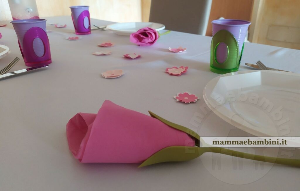 Tavola con steli portatovaglioli fiore 1 decorazioni tavola facili 01