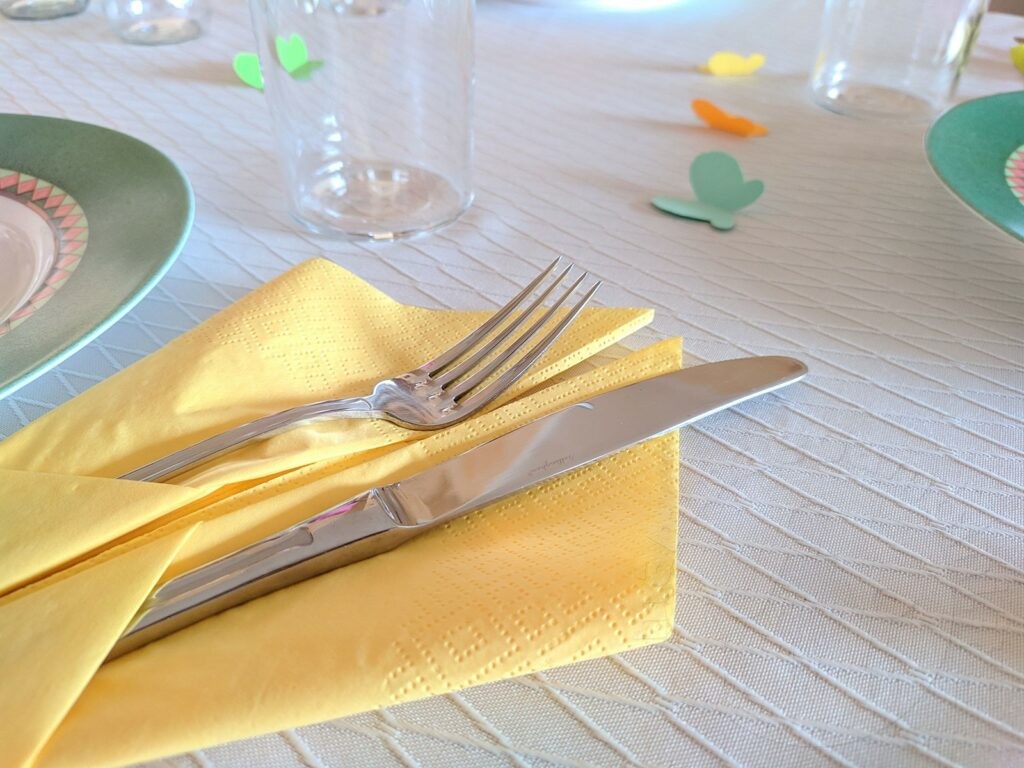 Tavola apparecchiata cena semplice e colorata 1 tavola apparecchiata cena amici