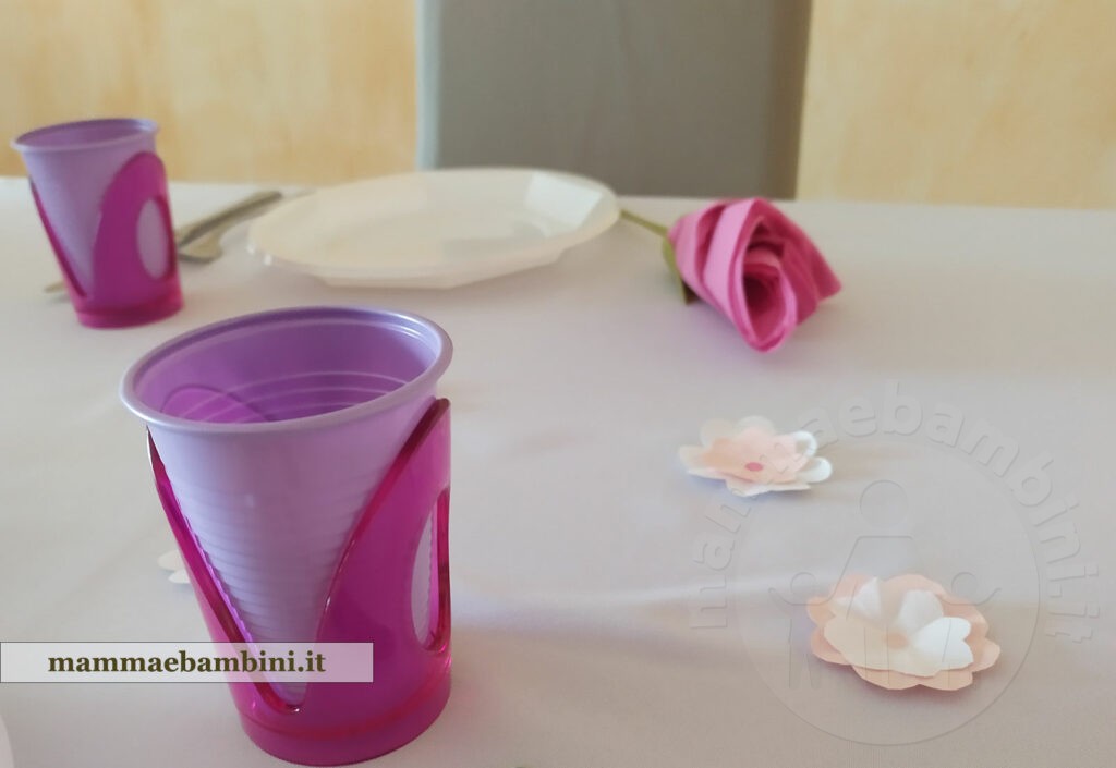 Tavola con steli portatovaglioli fiore 5 tavola lilla fucsia apparecchiata