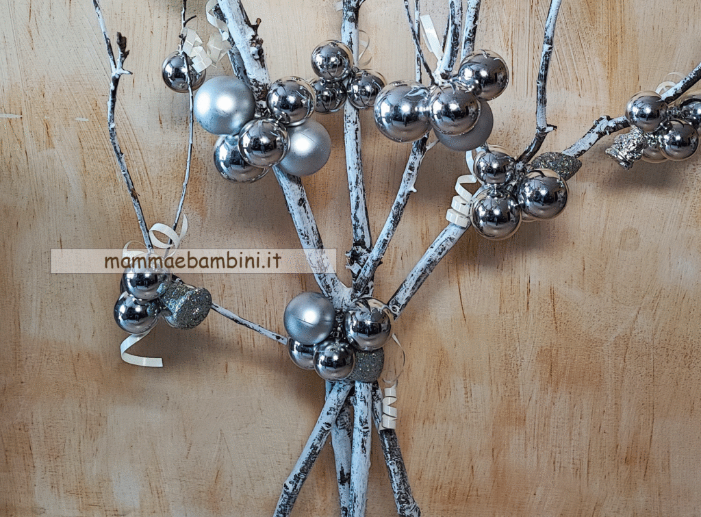 Decorazione albero con palline natalizie a grappolo 5 albero natale decorato con palline