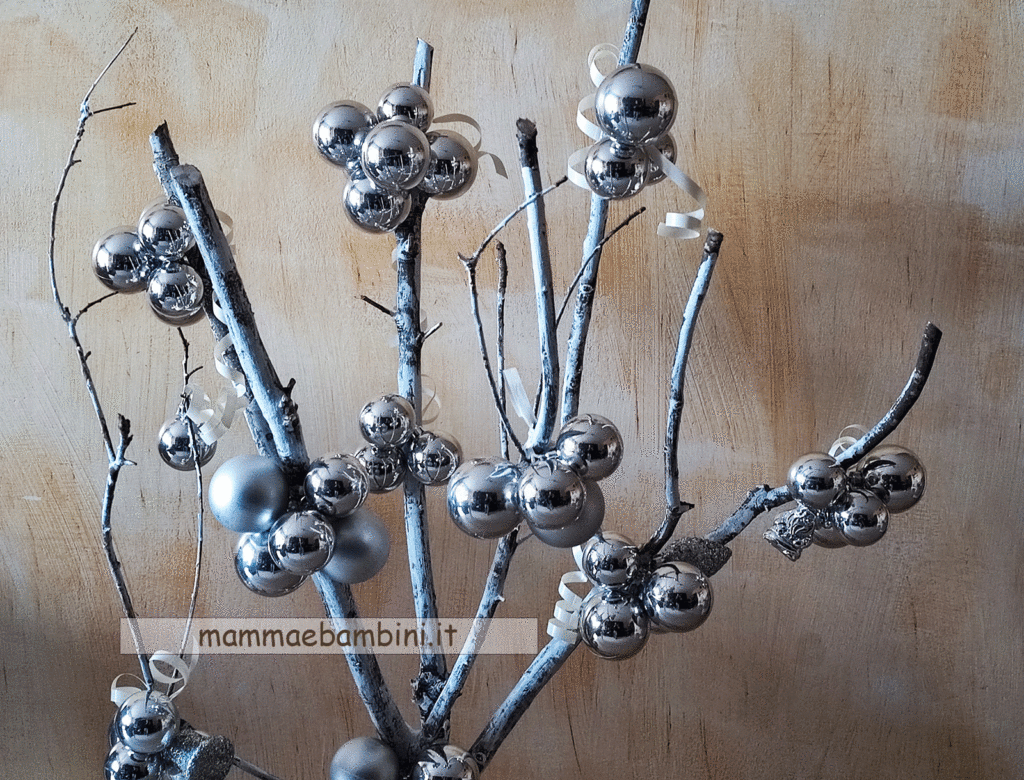 Decorazione albero con palline natalizie a grappolo 3 composizione natalizia con palline grappolo