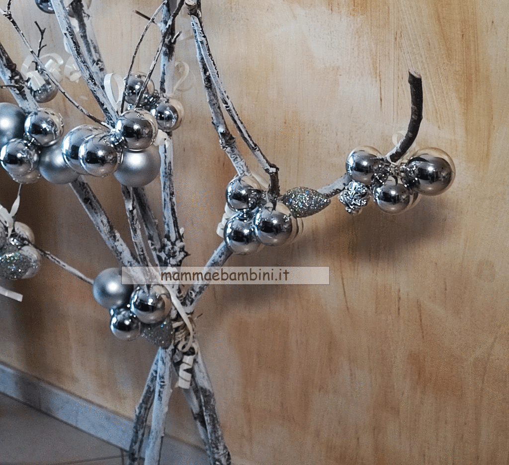 Decorazione albero con palline natalizie a grappolo 2 composizione natalizia rami e palline