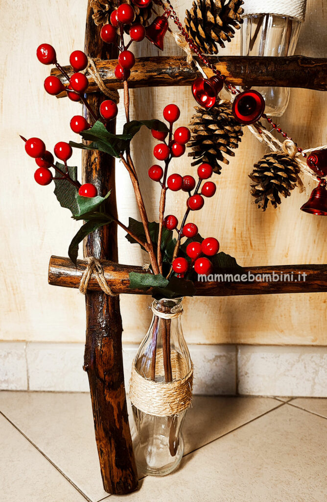 Scaletta di legno natalizia 4 lavoretto natale con pigne bacche campanelle