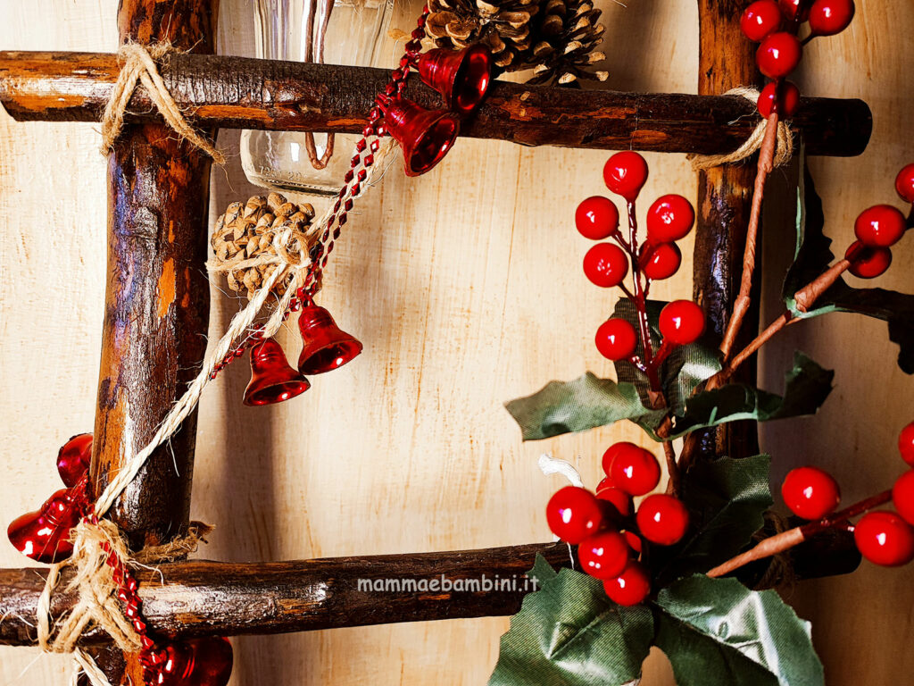 scala di legno decorata natale