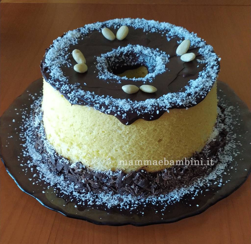 Chiffon Cake decorata con cioccolato 1 chiffon cake con ganache cioccolato