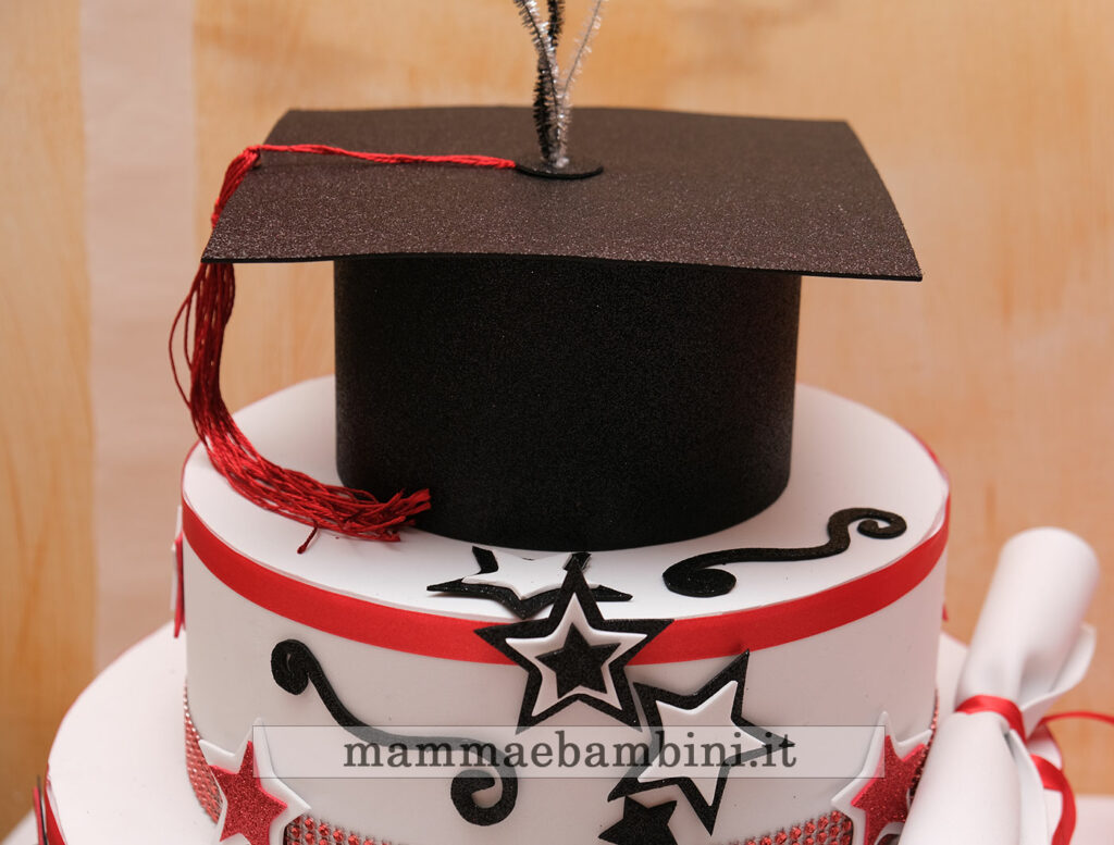 Torta laurea con tocco 6 torta laure tre piani con tocco