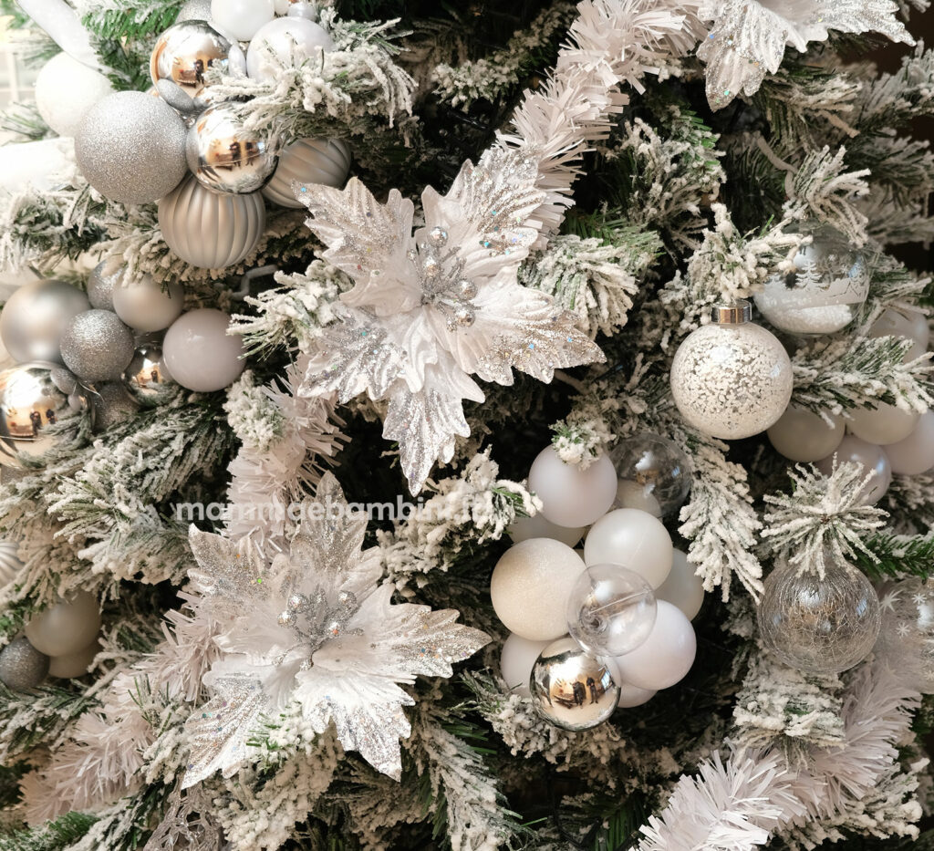 Albero Natale innevato decorato 2 addobbi albero natale bianco
