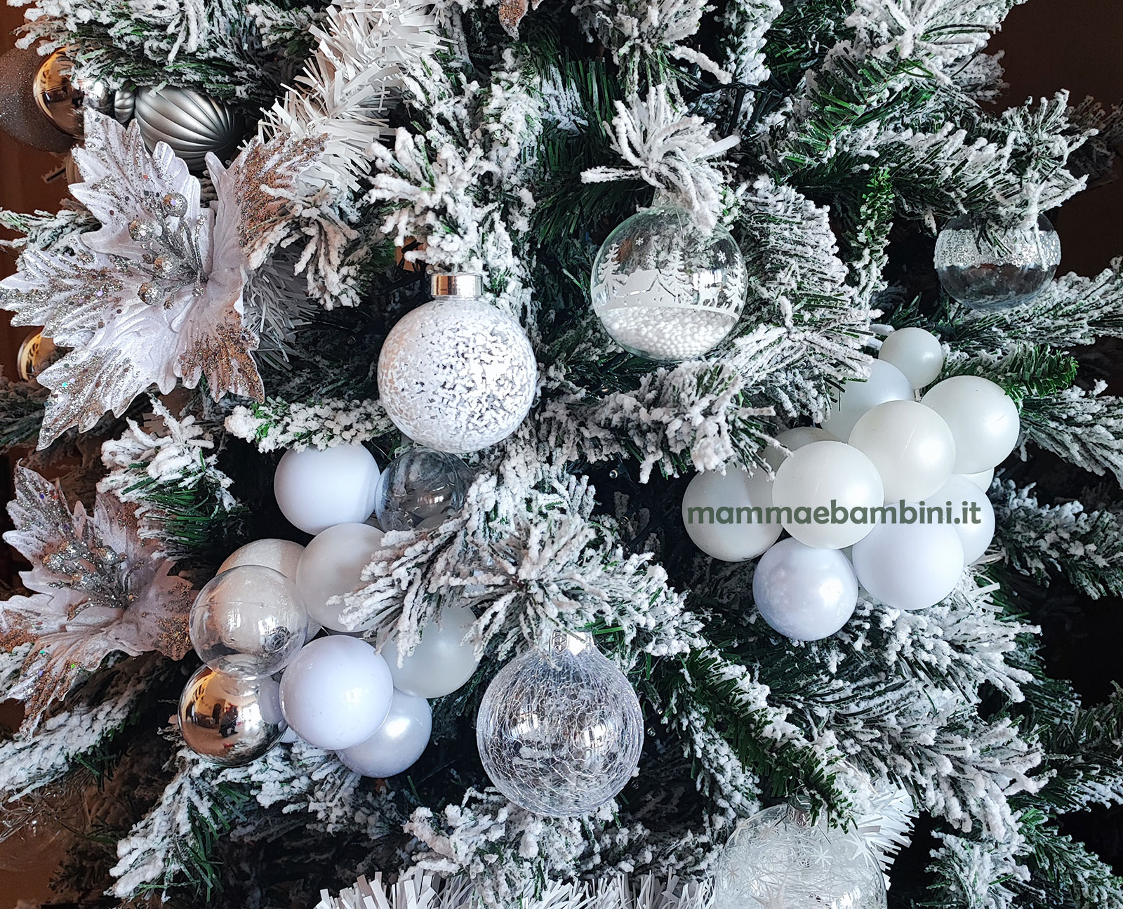 Albero Di Natale Innevato Decorato Albero Natale innevato decorato - Mamma e Bambini