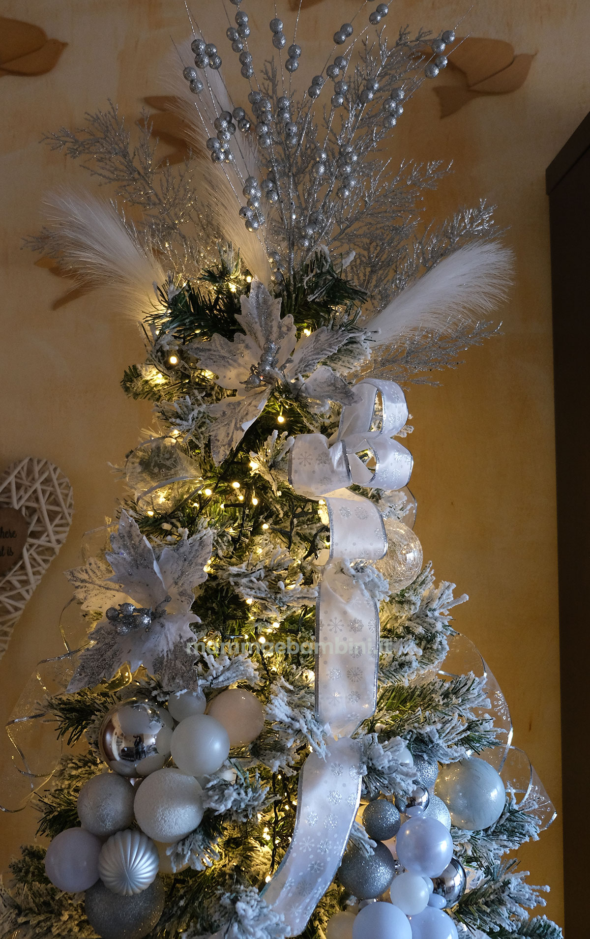 Albero Di Natale Innevato Decorato Albero Natale innevato decorato - Mamma e Bambini