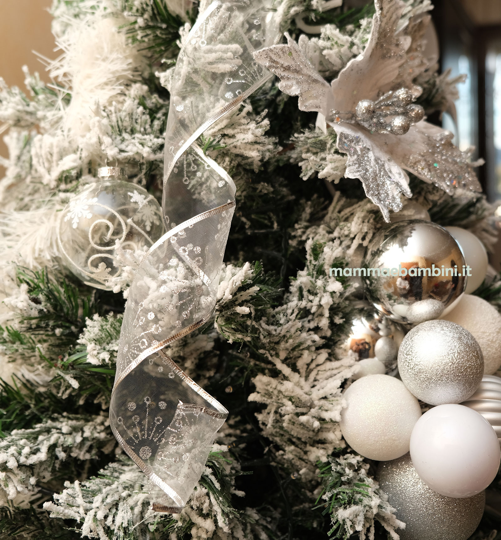 Albero Di Natale Innevato Decorato Albero Natale innevato decorato - Mamma e Bambini