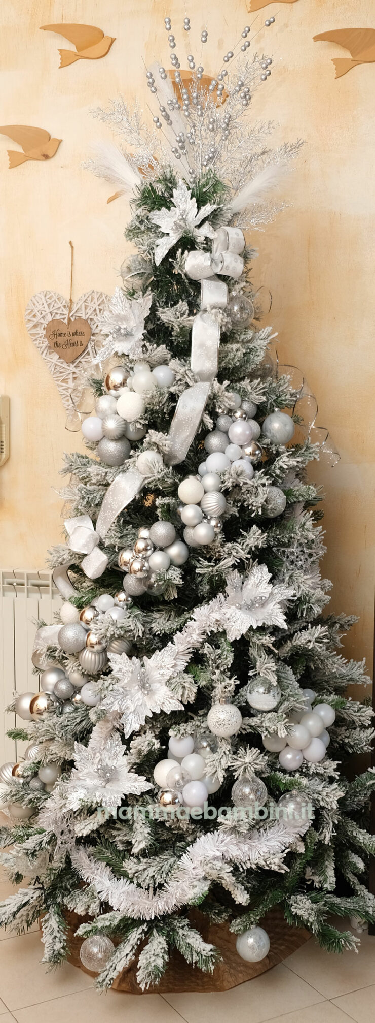 Albero Di Natale Innevato Decorato Rosso Albero Natale innevato decorato - Mamma e Bambini