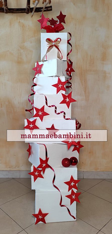 decorazione natalizia colonna scatole cartone
