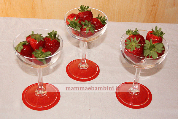 decorazione romantica con fragole 3