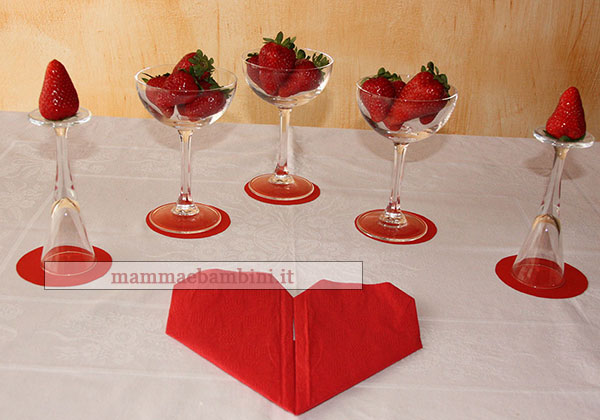 decorazione romantica con fragole 4