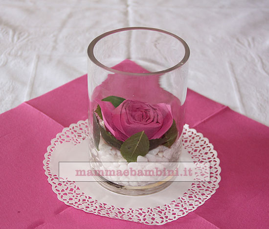 Composizione facile per centrotavola con rosa
