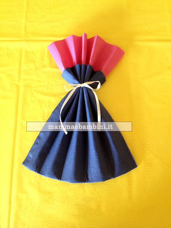 composizione tovaglioli vestito donna tutorial 5