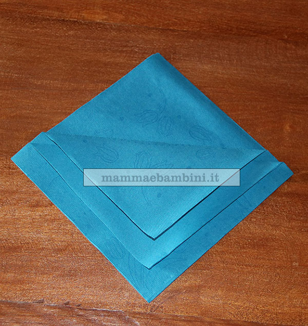 piegare tovagliolo portaposate 03