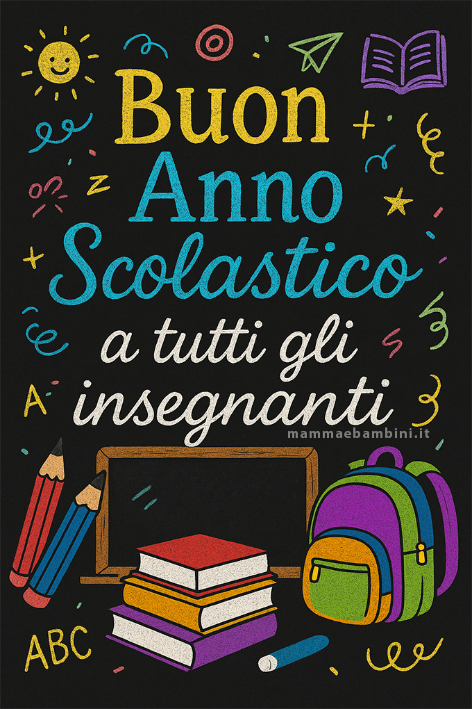 Immagine colorata in stile lavagna con gessetti e scritta Buon Anno Scolastico a tutti gli insegnanti, circondata da libri, matite, zaino e decorazioni scolastiche.