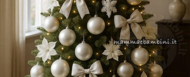 albero natale con palline bianche
