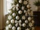 albero natale con palline bianche