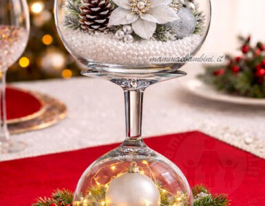 Centrotavola natalizio con calice in vetro e luci calde 1 nentrotavola natalizio calice in vetro